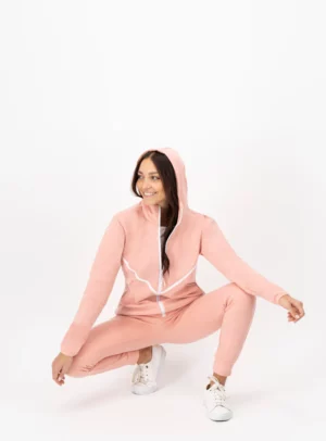 Mujer usando conjunto de pants color rosa palo.