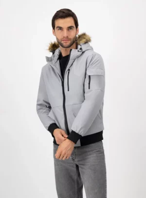 Ropa al mayoreo - distribuidores de ropa por mayoreo - distribuidores de ropa al mayoreo - proveedores de rompa al mayoreo. Hombre usando una chamarra color gris.