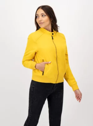 Mujer usando bomber color amarillo.