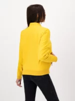 Mujer usando bomber color amarillo.