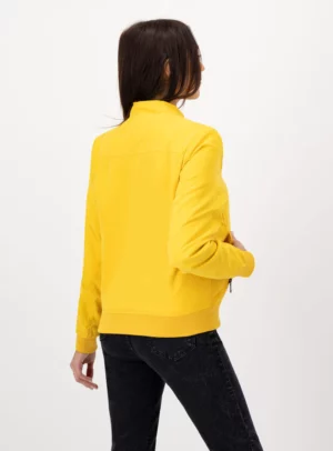 Mujer usando bomber color amarillo.