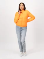 Mujer con chamarra color amarillo.