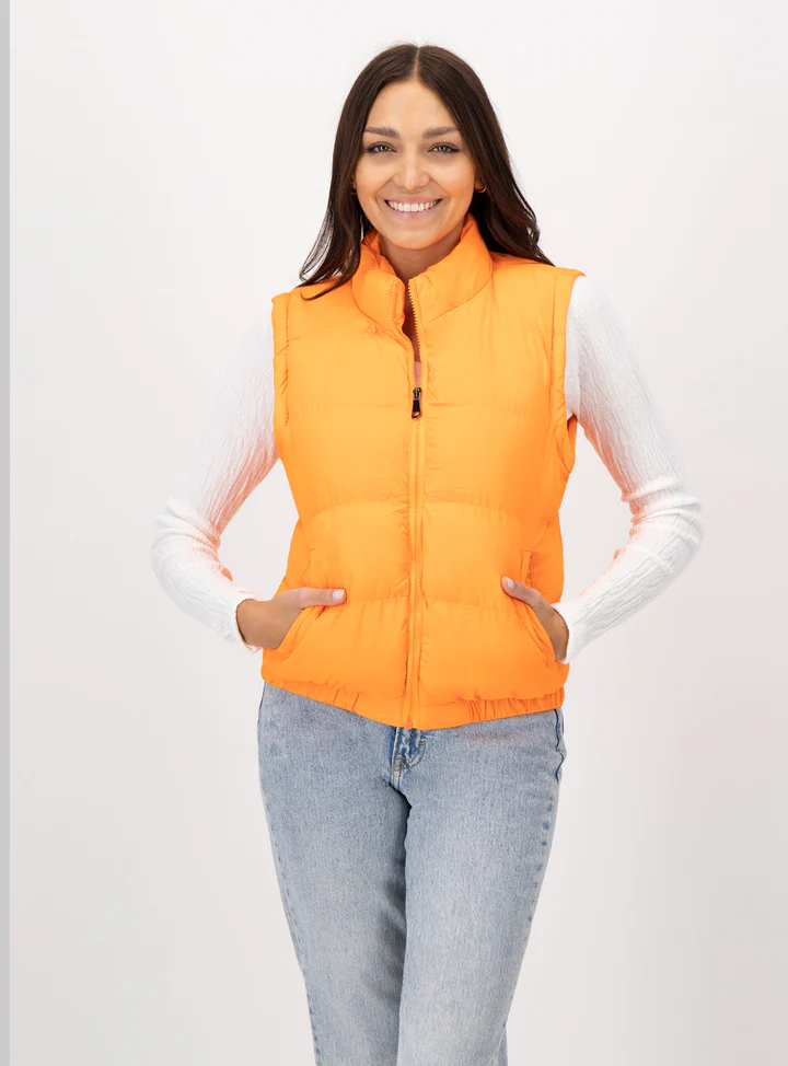 Mujer con chamarra color amarillo.